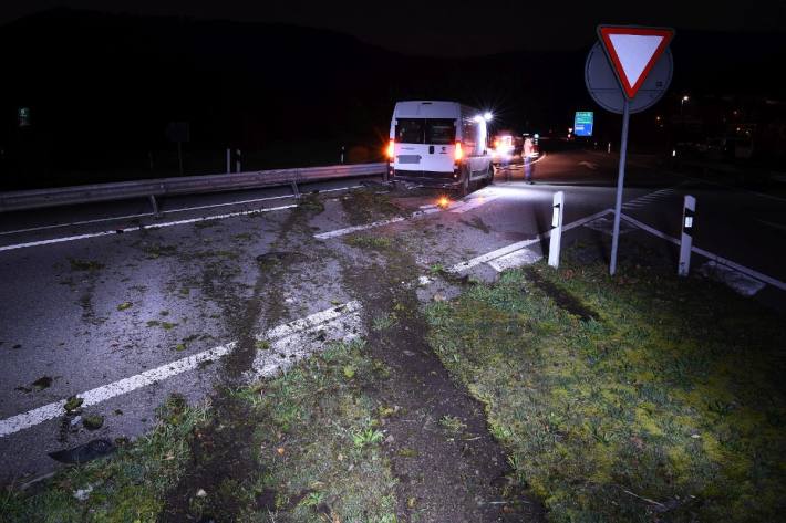 Mit der Leitplanke kollidiert.