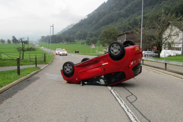 Bei Kollision in Bilten überschlagen