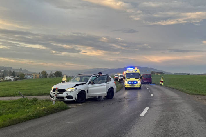 Bei der Kollision wurden die Mitfahrer im weissen BMW leicht verletzt.