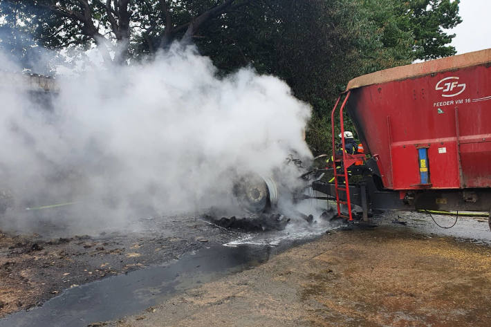 Landwirtschaftliche Zugmaschine geht in Flammen auf