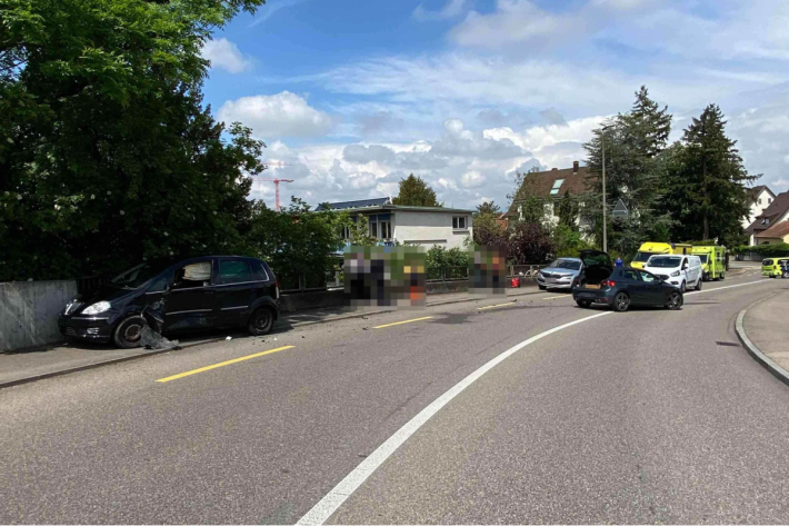 Ein Abschleppunternemen hat die Fahrzeuge abgeschleppt.