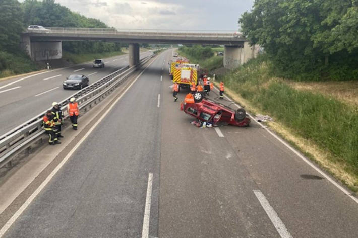 Mit Fahrzeug auf der A65 bei Neustadt überschlagen