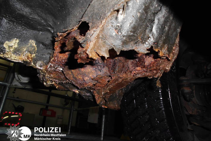  Die Korrosion war so weit fortgeschritten, dass faustgroße Löcher im Bereich der Karosserie, des Rahmens und im Bereich der Aufhängungen vorhanden waren