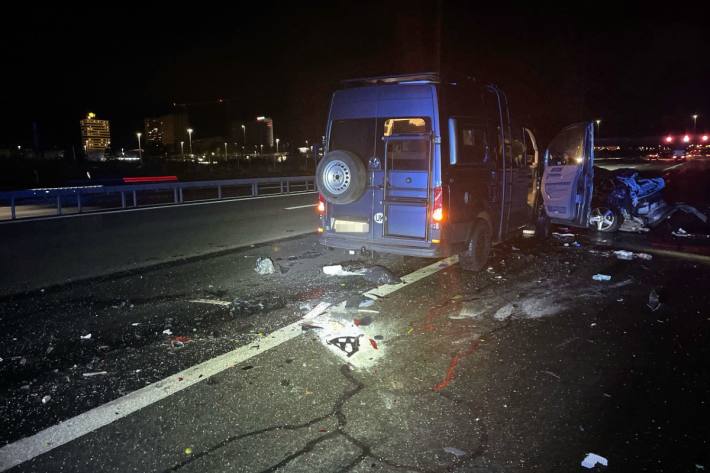 Auf der A1 hat sich gestern Abend eine heftige Kollision ereignet.