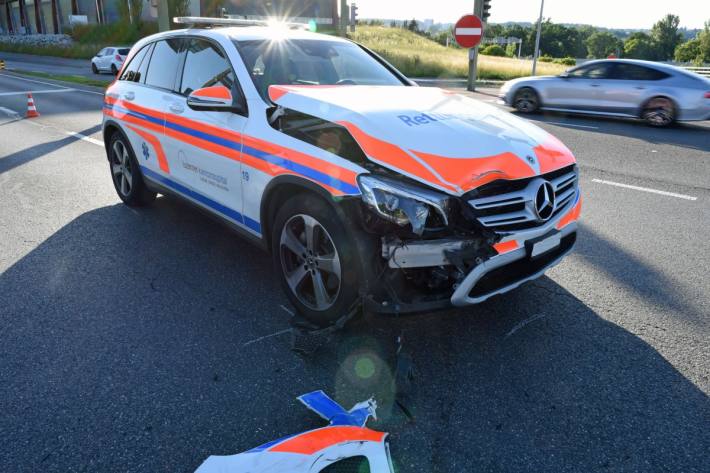 Das Rettungsdienst-Fahrzeug wurde massiv beschädigt.