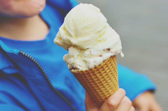 6-Jähriger klärt Zusammenstoß zwischen Pkw und Straßenlaterne in Wittlich (Symbolbild)