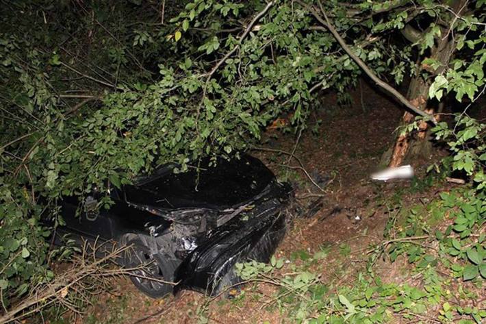 Das Fahrzeug war in Eitorf verlassen und der mutmaßliche Fahrer musste sich aufgrund vorhandener Blutspuren verletzt haben