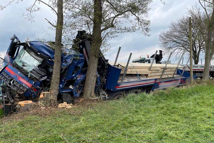 L333 nach schwerem Verkehrsunfall wegen Bergungsarbeiten über Stunden gesperrt 