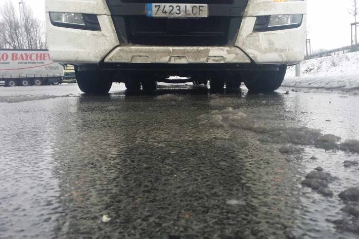 LKW trotz Unfallschaden auf der Autobahn in Jalmer Moor unterwegs