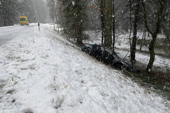 Selbstunfall fordert drei Verletzte 