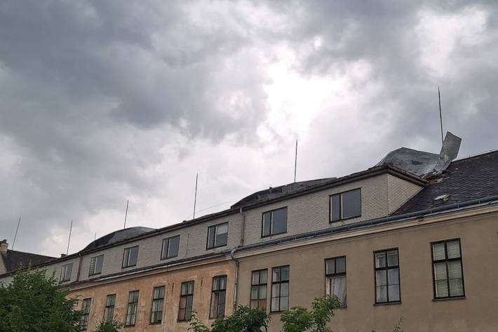 Der Sturm deckte das Dach eines Fabrikgebäudes in Siegharts ab,