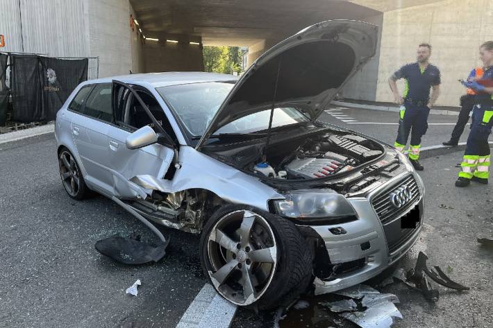 Kontrolle über Audi verloren und verufnallt.