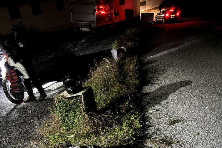 Der Motorradfahrer verletzte sich an den Beinen und musste gepflegt werden.