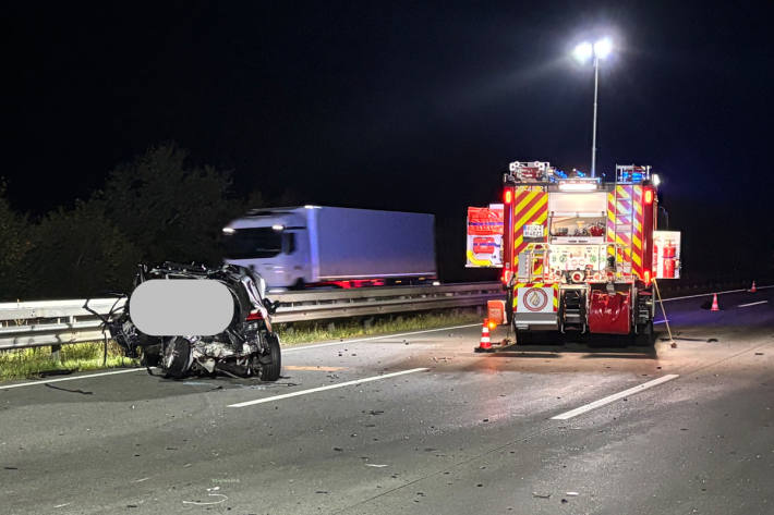 Ein Unfallfahrzeug wurde extrem deformiert.