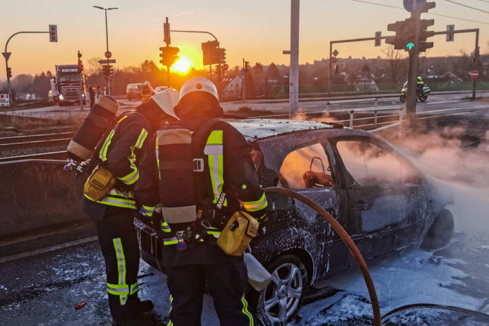 PKW-Brand auf der Universitätsstraße