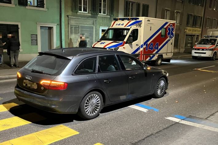 In Glarus hat ein Auto einen Fussgänger übersehen.