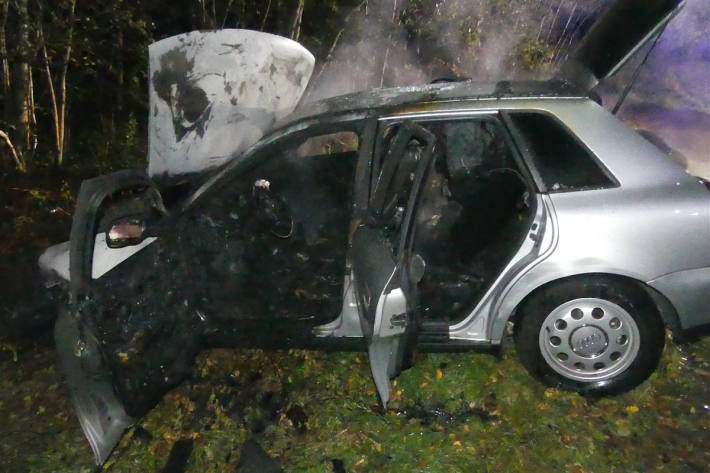  Kollision mit Baum – Auto fängt Feuer