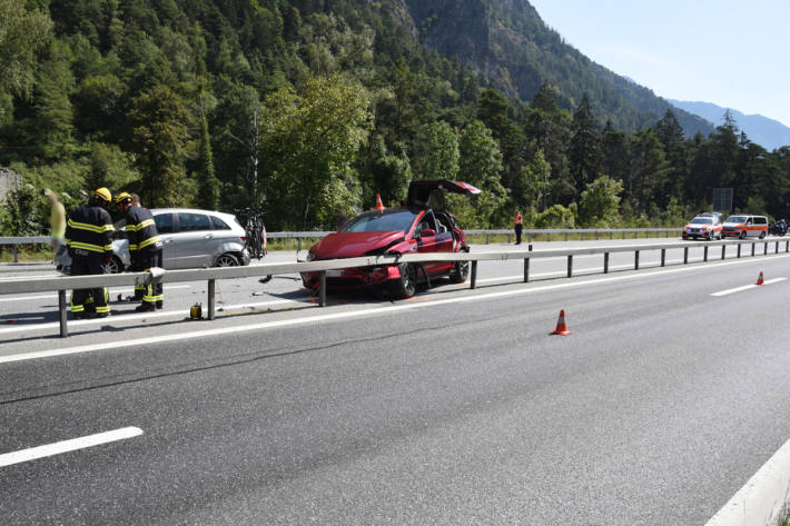 Durch die Auffahrkollision wurden Strasseninfrastrukturen beschädigt