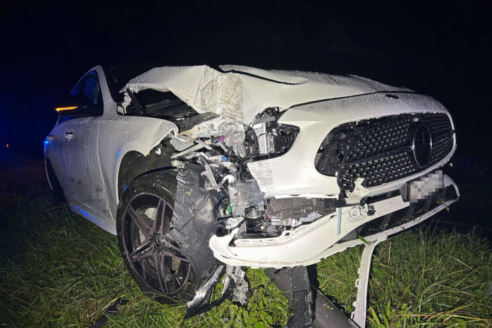 Am Mercedes entstand beim Selbstunfall ein grosser Schaden.
