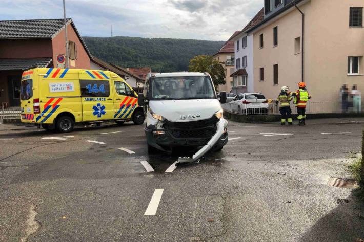 Der Schaden am Lieferwagen ist beträchtlich.