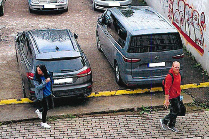 Die beiden Personen suchten nach unverschlossenen Fahrzeugen.
