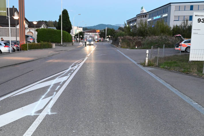 Lernfahrerin mit Auto neben der Strasse gelandet