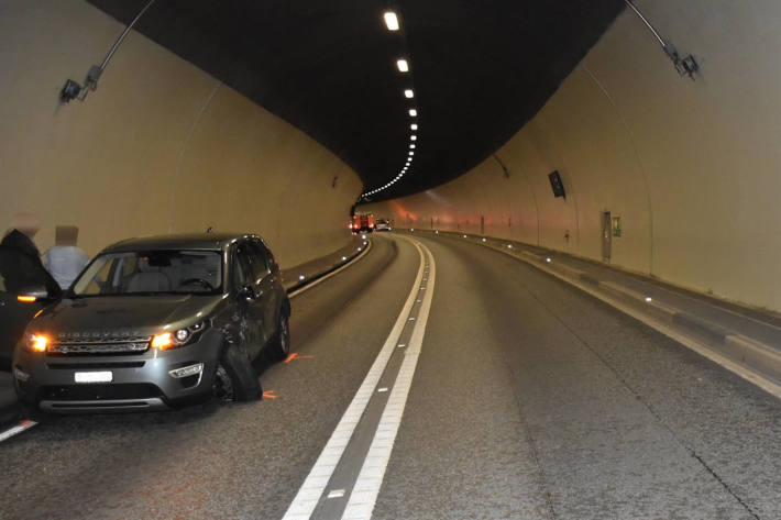 Streifkollision im Tunnel bei Trin