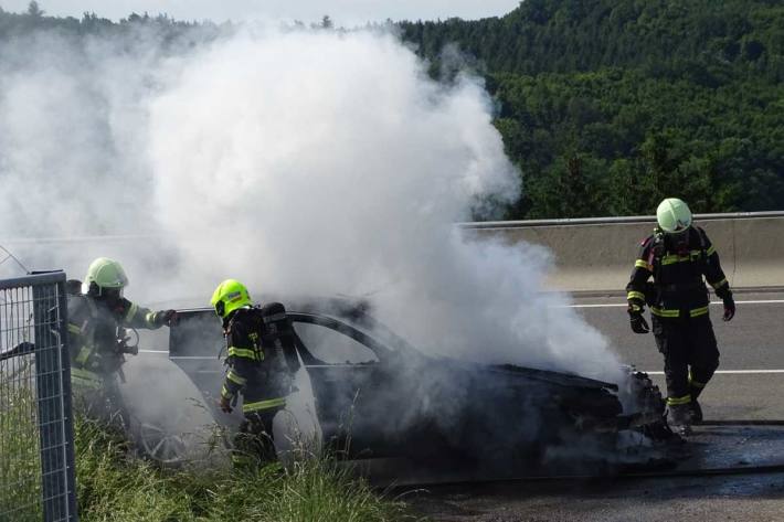 Der Fahrer konnte sich noch in eine Pannenbucht stellen, danach breitete sich der anfangs kleine Brand binnen weniger Minuten auf den gesamten Motorraum aus