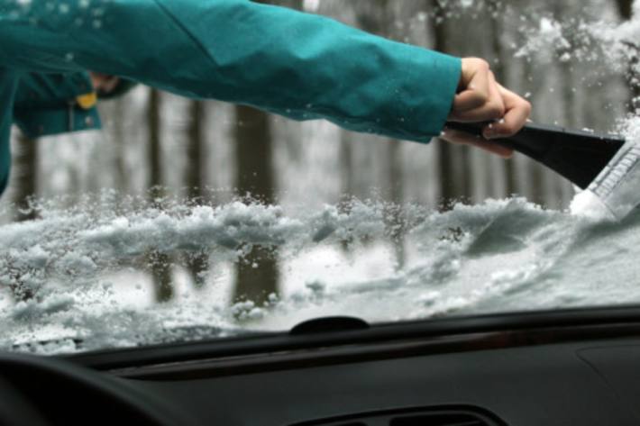 Fahrzeugscheiben müssen komplett von Eis und Schnee befreit werden!