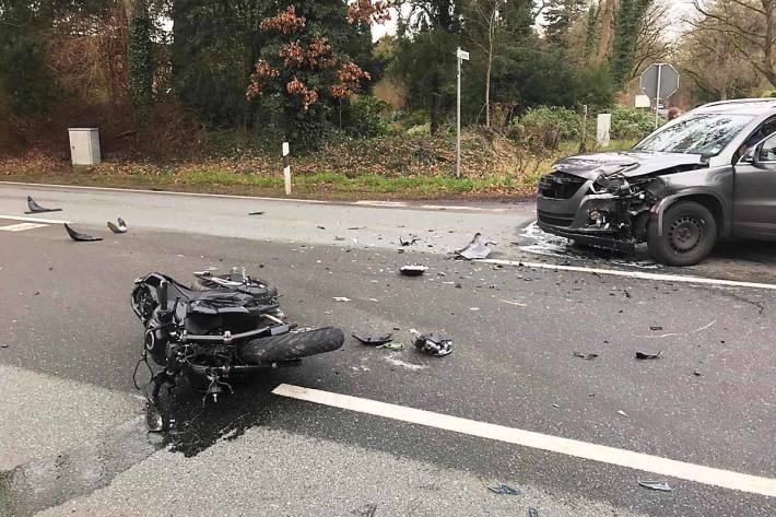 Der Motorradfahrer stürzte und blieb verletzt auf der Bundesstraße in Varel liegen