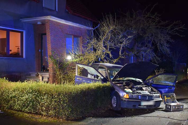 Der BMW kam aufgrund der Glätte nach rechts von der Fahrbahn ab und prallte in Vlotho ungebremst gegen den Baum