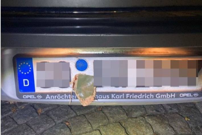 Blatt ans Zulassungssiegel geklebt