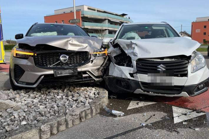 Beide Autos wurden stark beschädigt