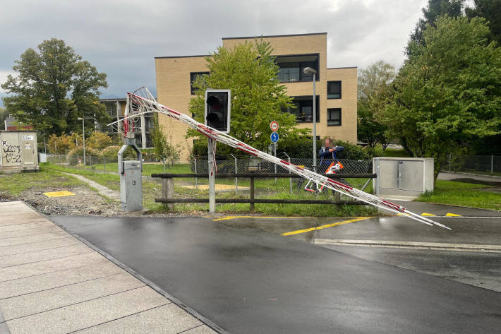 Der Lenker konnte die Kollision mit dem Zug vermeiden, indem er durch die Schranke fuhr.