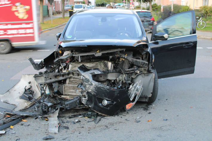 Unfallfahrzeug auf der Wiesenstraße in Jülich