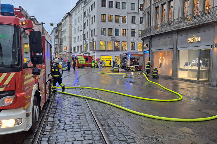 Die Feuerwehr beim Löscheinsatz in der Theatinerstraße.