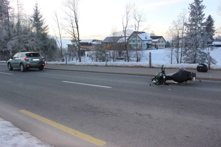 20-jährige Rollerfahrerin kracht auf stehendes Auto