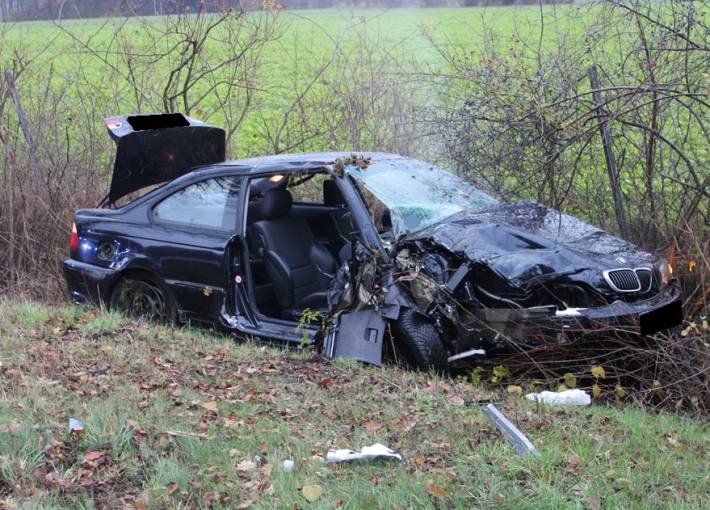 BMW touchiert zwei Straßenbäume