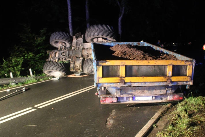 Umgestürzter Traktor mit Anhänger blockierte die B62