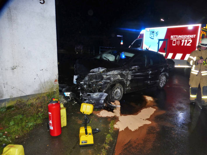 Auf nasser Fahrbahn die Kontrolle verloren und in Haus gekracht