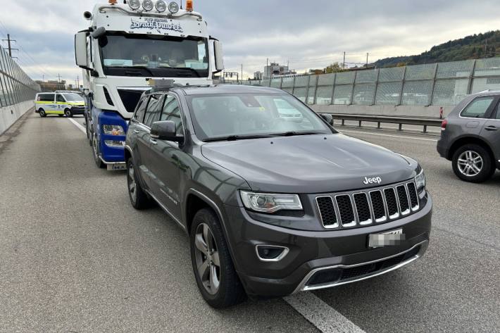 In Spreitenbach AG hat sich auf der A1 eine Streifkollision zugetragen.