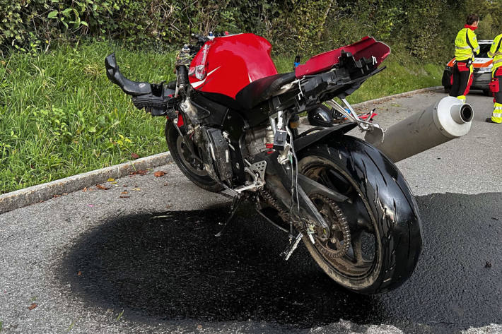 Der 24-jährige Motorradlenker wurde beim Sturz verletzt.