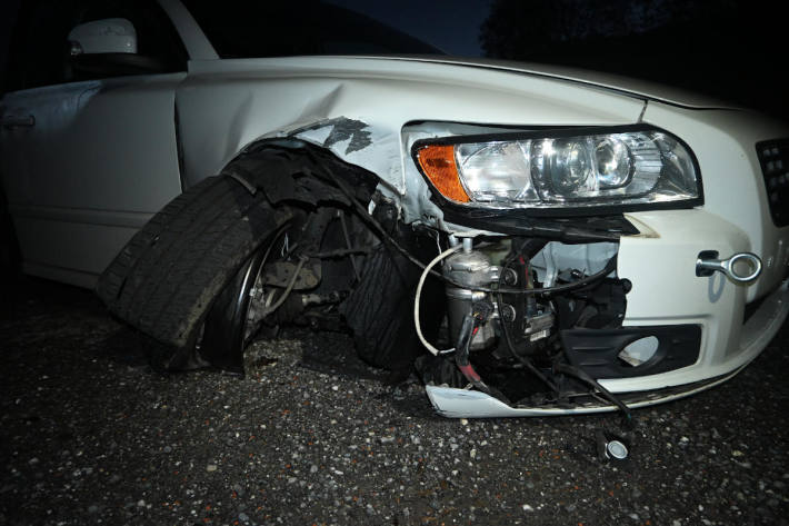 Beim Unfall entstand grosser Schaden am Auto sowie an einem Poller.