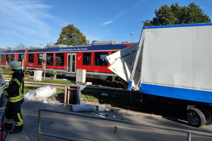 Zug kollidiert mit LKW