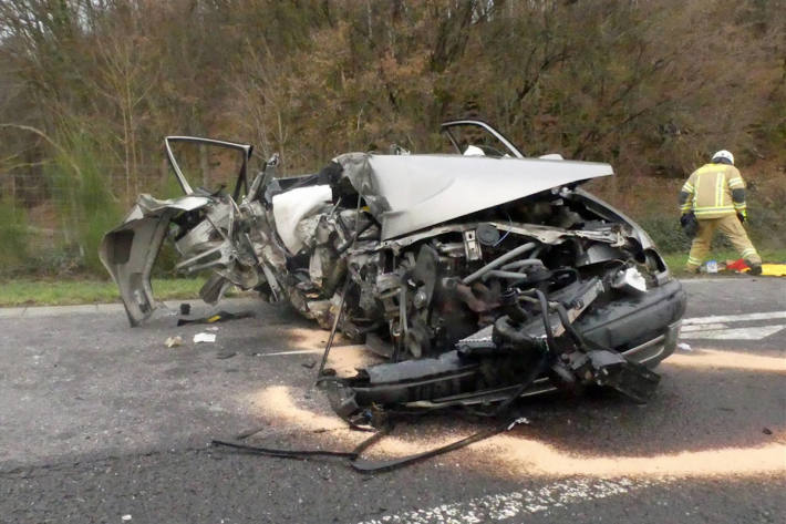 41-Jährige leicht verletzt aus Autowrack befreit