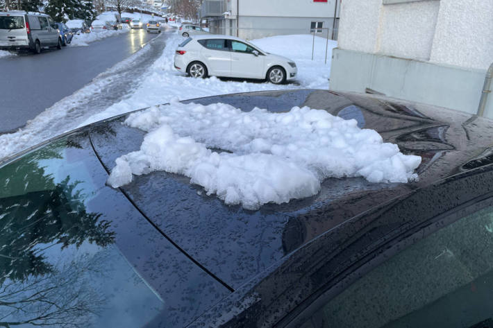 Personenwagen durch Dachlawine beschädigt