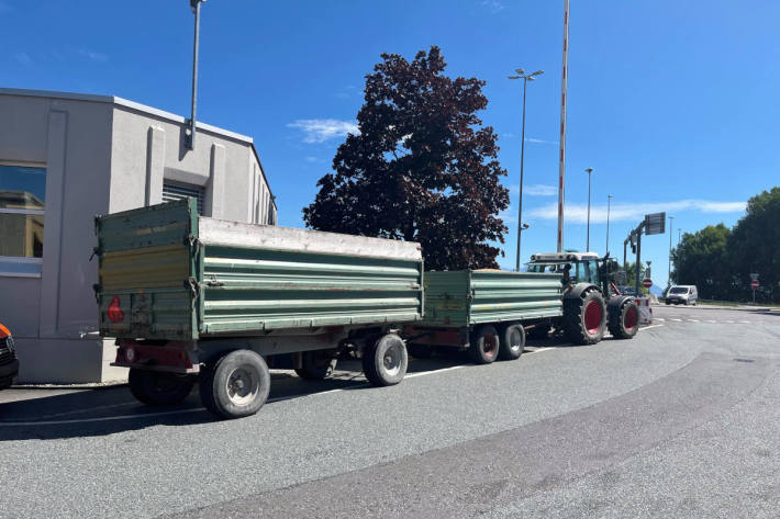 Landwirtschaftlicher Anhänger ungebremst mit 290 % Überlast