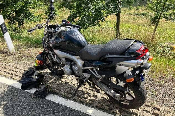 Der Motorradfahrer stürzte in den Graben neben der Straße.
