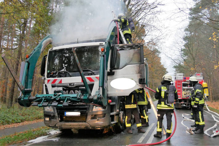 Müllpressfahrzeug brennt auf Landstraße