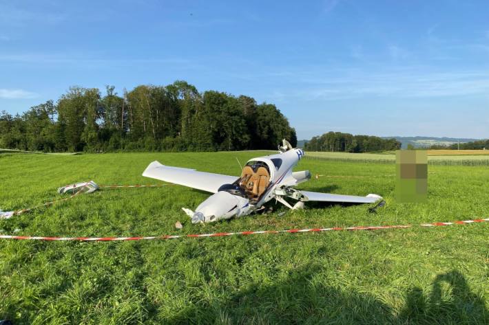 Der Pilot hat sich beim Absturz in Lupfig AG schwer verletzt.